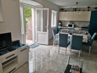 Beautiful 3-Bed Villa in Zaton Mali - 4