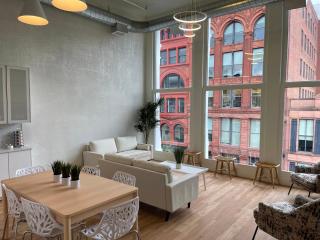 Lou-City Penthouse Suite! Savor Life with Hollyhock - 1