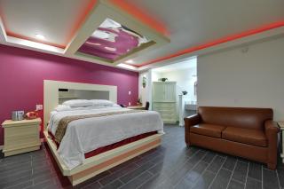 Romantic Inn & Suites - 1