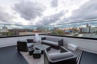 Modern 1BR Apt with Rooftop, Gym, and Parking - Milwaukee - 1