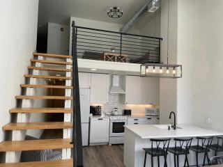 Main Street Farmhouse City Retreat by Hollyhock - Louisville - 7