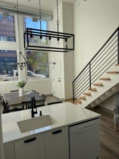 Main Street Farmhouse City Retreat by Hollyhock - Louisville - 4