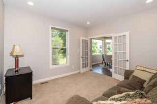 Lakefront view 5 bedroom home with basement - 9