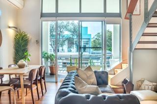 Spacious Lofty Loft by Sydney Dreams - 0