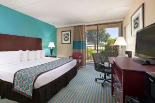 Howard Johnson by Wyndham Arlington Ballpark / Six Flags - Arlington - 3