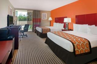 Howard Johnson by Wyndham Arlington Ballpark / Six Flags - Arlington - 1