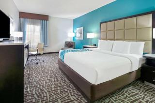 La Quinta Inn and Suites by Wyndham Paris - 2