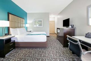La Quinta Inn and Suites by Wyndham Paris - 1