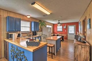 Ocean View, Deck Colorful Crystal Beach Home! - Crystal Beach - 8