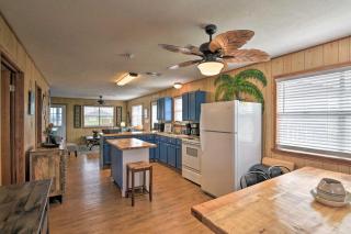 Ocean View, Deck Colorful Crystal Beach Home! - Crystal Beach - 4