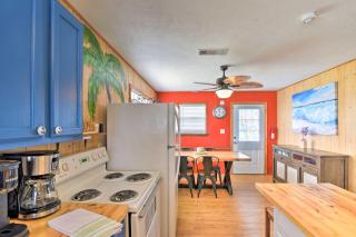 Ocean View, Deck Colorful Crystal Beach Home! - Crystal Beach - 3