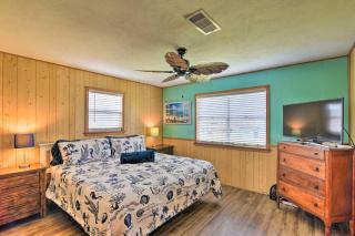 Ocean View, Deck Colorful Crystal Beach Home! - Crystal Beach - 1