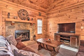 Sevierville Cabin with Lake Access and Private Hot Tub - Sevierville - 7