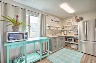 Sunny Central Condo Lanai and Community Pool Access - Kailua-Kona - 6