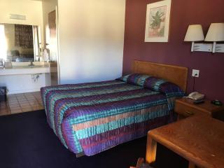 Luxury Inn - George West - 8