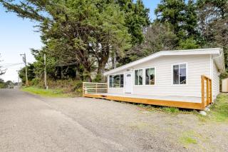 Captain Easy's Retreat - Rockaway Beach - 3