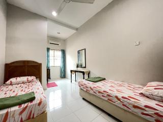 Near Beach and Airport - Ivana Homestay Unit C1 - Kuala Terengganu - 4