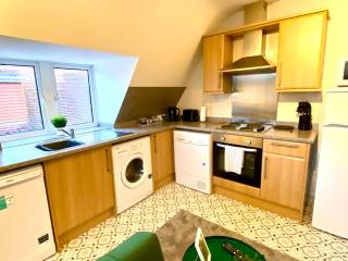 Beautiful Stylish 2 Bedroom Apartment! - 5 Minute Walk to the Best Beach! - Great Location - Parking - Fast WiFi - Smart TV - Newly decorated - sleeps up to 6! Close to Bournemouth & Poole Town Centre & Sandbanks - 4