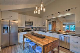 Modern Mountain Escape on Golf Course with Hot Tub! - 9