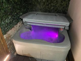Edward Place Luxury Hot Tub Apartments - 7