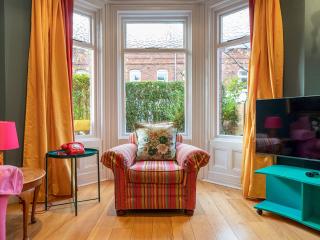 Colourful Quirky Artist-Owned 3 Bed Next to Cafes - Pass the Keys - 2