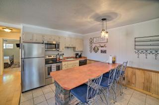 Red River Condo with Fire Pit half Mi to Slopes! - Red River - 2