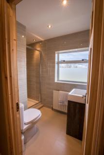 Spacious 4 Bedroom Home - 5 min walk to town - 4