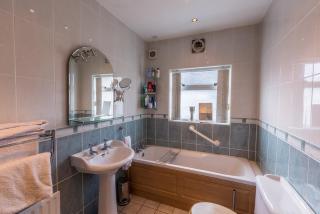 Spacious 4 Bedroom Home - 5 min walk to town - 2