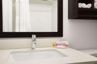 Days Inn & Suites by Wyndham North Bay Downtown - North Bay - 1