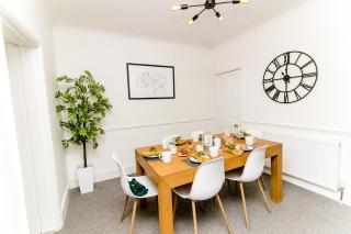 Beautiful City-Centre Townhouse with Hot Tub - 3