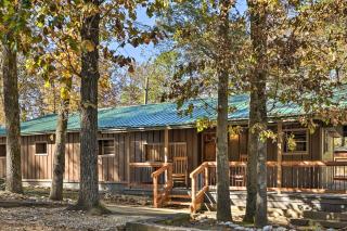 Relaxing Hochatown Cabin with Deck and Hot Tub! - 0