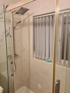 L & J ESCAPES- 4 BEDROOMs SUITABLE FOR CONTRACTORS AND FAMILIES- LARGE PRIVATE PARKING-10 MINUTES TO M6 JUNCTION 9 - Coseley - 4