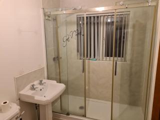 L & J ESCAPES- 4 BEDROOMs SUITABLE FOR CONTRACTORS AND FAMILIES- LARGE PRIVATE PARKING-10 MINUTES TO M6 JUNCTION 9 - Coseley - 3