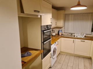 L & J ESCAPES- 4 BEDROOMs SUITABLE FOR CONTRACTORS AND FAMILIES- LARGE PRIVATE PARKING-10 MINUTES TO M6 JUNCTION 9 - Coseley - 6