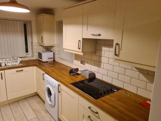 L & J ESCAPES- 4 BEDROOMs SUITABLE FOR CONTRACTORS AND FAMILIES- LARGE PRIVATE PARKING-10 MINUTES TO M6 JUNCTION 9 - Coseley - 8