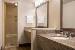 Hotel Bo, a Days Inn by Wyndham Chattanooga Downtown - 2