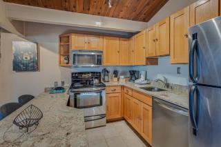 Laurelwood Condominiums 114 - 5