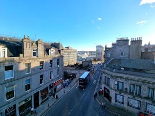 Luxury 2 bedroom city centre apartment with panoramic views and high ceilings - Aberdeen - 3