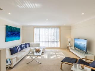 Sea Breeze, 1,23 Stubby St Nelson Bay - Pet Friendly duplex with boat parking, air con and wi-fi - Nelson Bay - 9