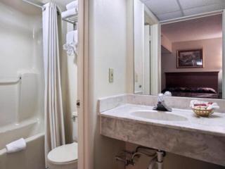 Super 8 by Wyndham Downtown Gatlinburg at Convention Center - Gatlinburg - 3