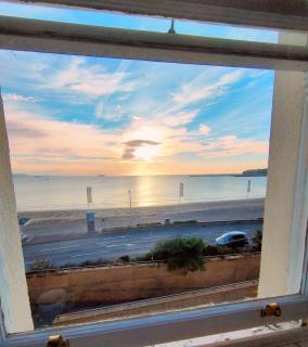 Sunrise View - Beachfront Apartment, Weymouth - 6