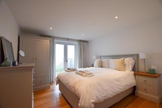 Whispers - 4 bedroom Modern Family Holiday Home in Salcombe Sleeps 8 - Salcombe - 1