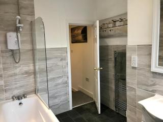 Stylish 3 bedroom house only 5 mins from M6/M58 - Wigan - 8