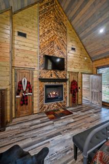 The Adirondack Honeymoon Hot Tub Soaking Tub Wood Burning Fireplace - 6