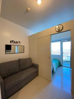 Cozy 1 BR Apartment At South Residences Tower 2 - Manilla - 2