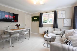 Westgate House - 5 bedroom newly renovated house with hot tub & private parking - 0