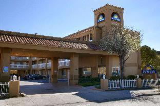 Days Inn by Wyndham Hayward Airport - Hayward - 1