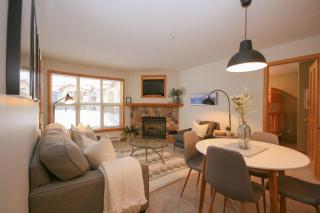 CRYSTAL FOREST 2BR Ski In Ski Out with PRIVATE Hot Tub - Sun Peaks - 8