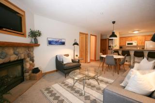 CRYSTAL FOREST 2BR Ski In Ski Out with PRIVATE Hot Tub - Sun Peaks - 6