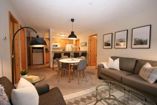 CRYSTAL FOREST 2BR Ski In Ski Out with PRIVATE Hot Tub - Sun Peaks - 4